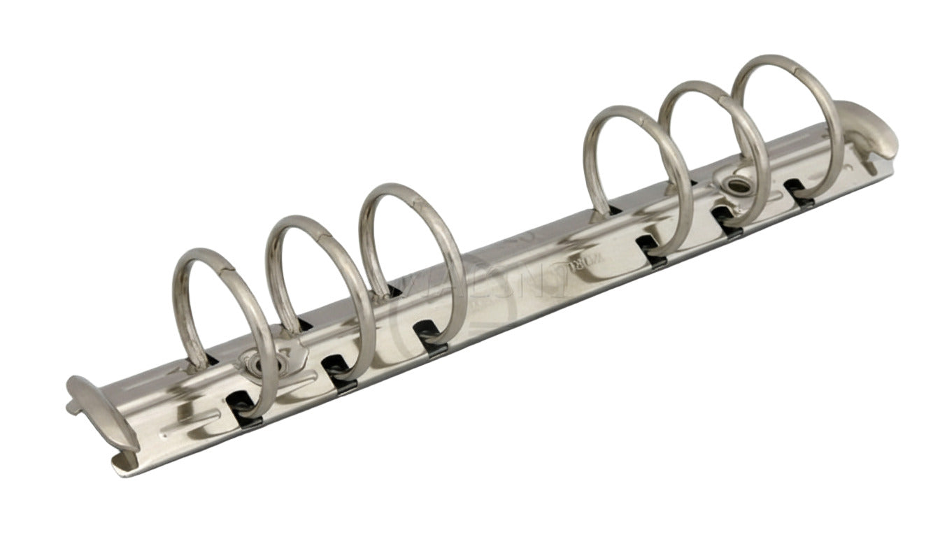 Mecanismo de 1/2 de pulgada con 17.1 cm de largo, listo para instalar, con palancas laterales para abrir. Acabado niquelado (plata) y seis argollas con capacidad para 200 hojas. Base de 20 mm de ancho y separación entre argollas de 19 mm, 19 mm, 51 mm (centro), 19 mm, 19 mm. Ideal para carpetas de bolsillo, agendas, directorios y materiales de encuadernación. Mecanismo de 1/2 de pulgada con 17.1 cm de largo, listo para instalar, con palancas laterales para abrir. Acabado niquelado (plata) y seis argollas con capacidad para 200 hojas. Base de 20 mm de ancho y separación entre argollas de 19 mm, 19 mm, 51 mm (centro), 19 mm, 19 mm. Ideal para carpetas de bolsillo, agendas, directorios y materiales de encuadernación.